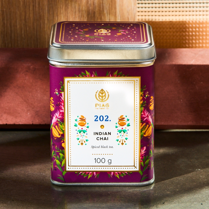 202.Indian Chai Piag Tea- Wyśmienita czarna herbata z przyprawami korzennymi w stylu indyjskim 100 g puszka Piag the fresh Tea - 202.Indian Chai Piag Tea- Wyśmienita czarna herbata z przyprawami korzennymi w stylu indyjskim 100 g puszka Piag the fresh Tea -